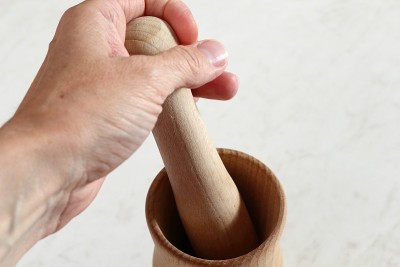 手里拿着研钵杵