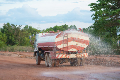 水车在为一个新的道路建筑工地喷水。
