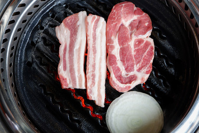 餐厅里的韩式烤肉