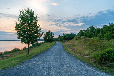 夏天湖边的路