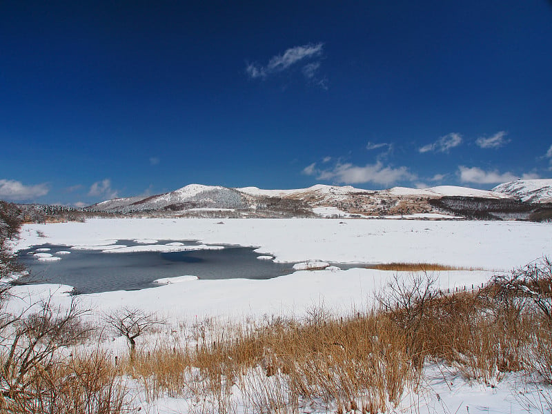 白雪皑皑的沼泽塘(Kirigamine:八岛沼泽)