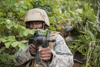 士兵们在训练中使用武器