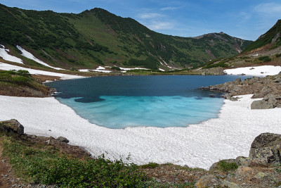 堪察加半岛的山区景观:蓝色的湖