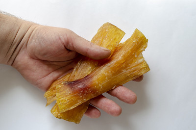 手拿牛筋干。