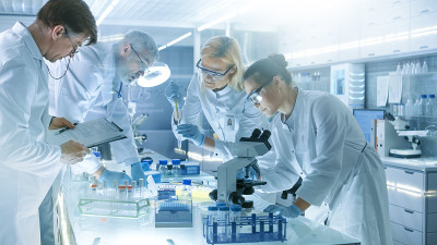 医学研究科学家团队致力于新一代疾病的治疗。他们使用显微镜，试管，微管和记录分析结果。实验室看起来繁忙