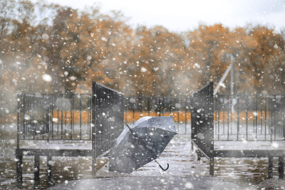 秋天公园里的第一场雪