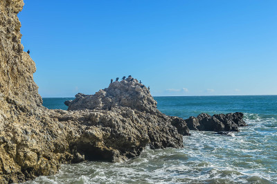 沿着帕洛斯佛得角有岩石，海湾和海滩的海岸线