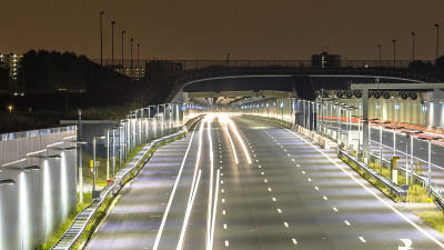 夜间有隧道入口的高速公路