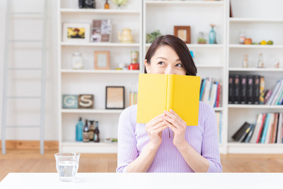 读一本书的亚洲女人