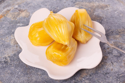 热带水果菠萝蜜(菠萝蜜，杰克，杰克)在盘子上