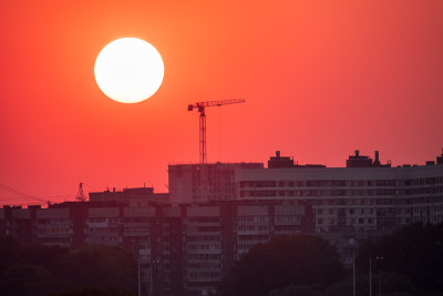市中心的夕阳。叶卡特琳堡,俄罗斯