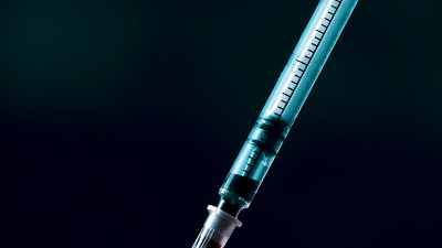 用医用注射器抽血化验。