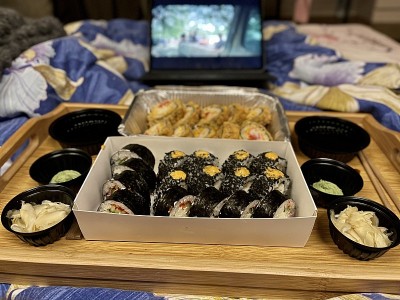 在床上自制寿司晚餐