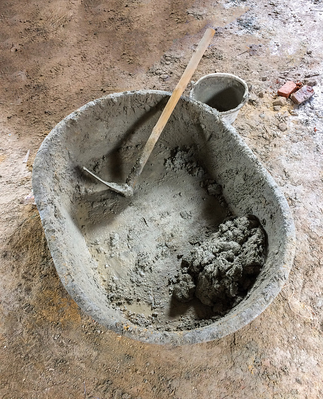 混凝土砂浆在大型斗式搅拌机内用铁锹拌匀