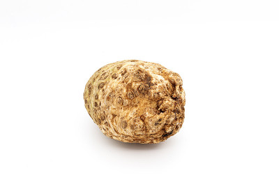 孤立在白色背景上的芹菜根