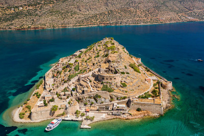 鸟瞰图，古威尼斯堡垒和前麻疯病殖民地的Spinalonga，克里特岛