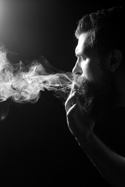 吸烟的高级人