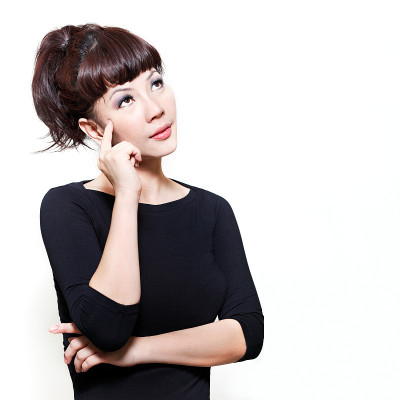 沉思中的年轻亚洲华人女子