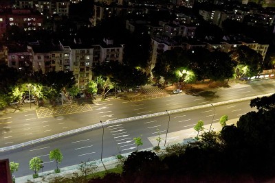 深圳夜里一条空无一人的马路