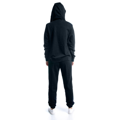 穿着黑色运动服兜帽的女人站着