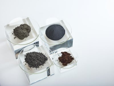 彩色颗粒化学药品在玻璃小瓶密封与银金属螺丝上的盖子