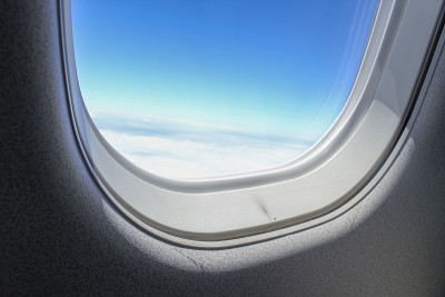 Airplpane窗口。美丽的天空和云彩
