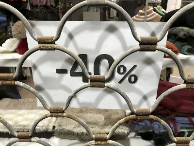 商店橱窗上的招牌，宣布四折优惠