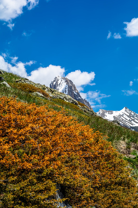 罗卡拉梅亚的全景，最美丽的山在梅拉山谷