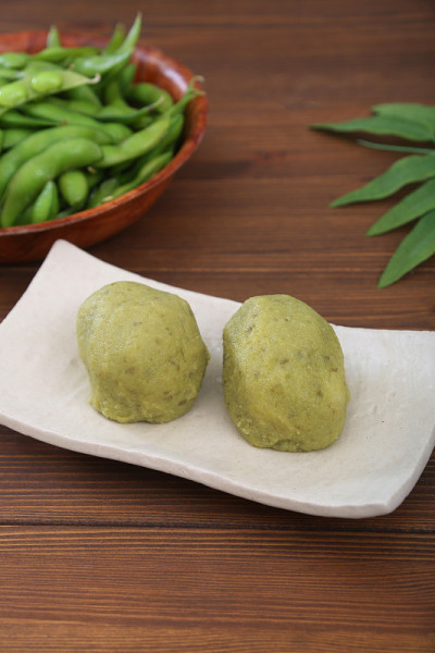 糯米糕覆盖了甜的绿色大豆泥