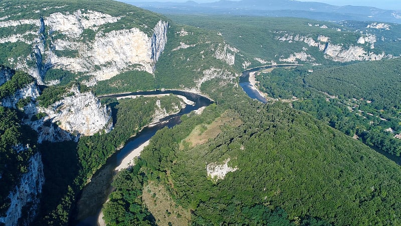 从空中俯瞰法国的Ardèche峡谷