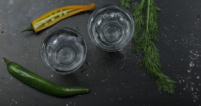 用小酒杯喝伏特加。表面与零食。视图从上