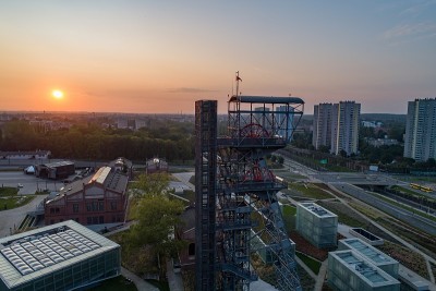 无人机拍摄的卡托维兹日出和西里西亚博物馆建筑。
