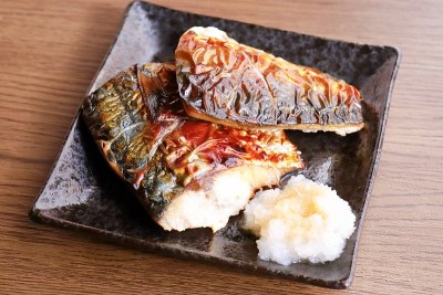 用盐烤鲭鱼