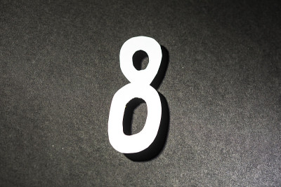灰色背景上的8号