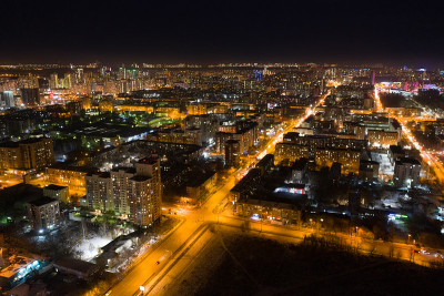 现代城市夜景鸟瞰图。夜晚街道上明亮的灯光。叶卡捷琳堡。俄罗斯