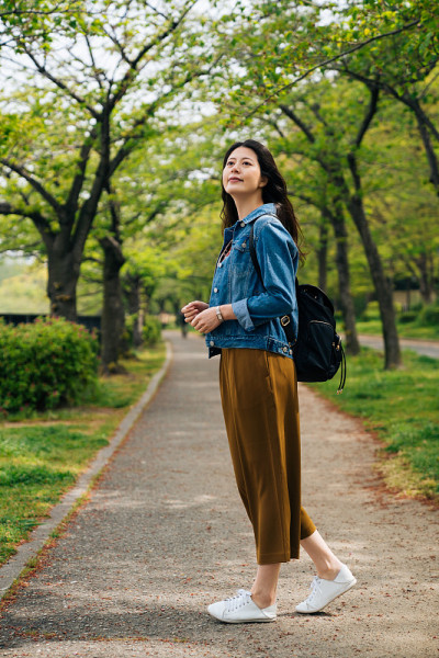 女人享受美丽ofÂ绿色的公园
