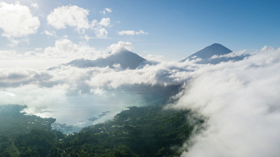 巴图尔湖和山的美景