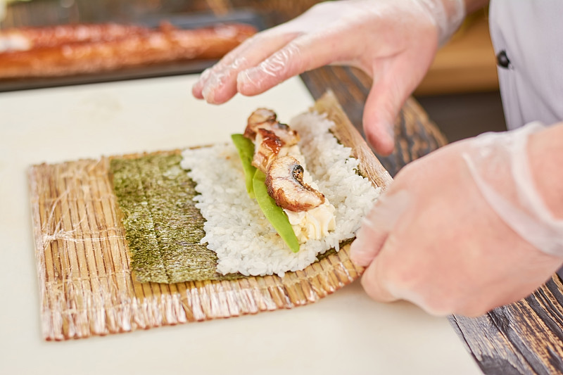 手工制作日本寿司卷。