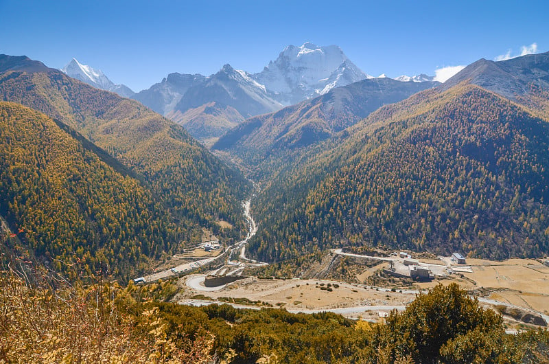 雪山景观与峰顶弯道通往亚丁自然保护区，最后的香格里拉