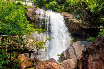 中国广州白水寨风景区的瀑布景观