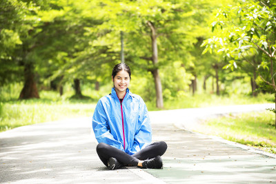 一个穿着运动服的年轻女子正在做伸展运动。健康概念