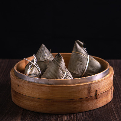 粽子-粽子在蒸笼上的木桌黑色复古背景为端午节庆祝，近距离，复制空间。