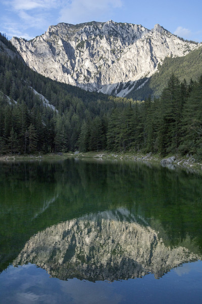 高山在湖中的倒影