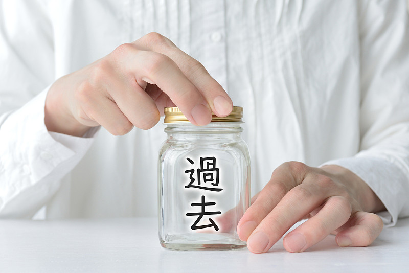 日本女人躲进酒瓶里