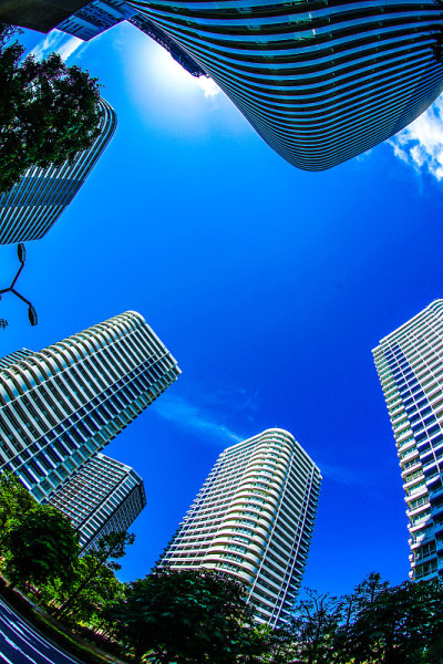横滨港人未来的高楼大厦和蔚蓝的天空