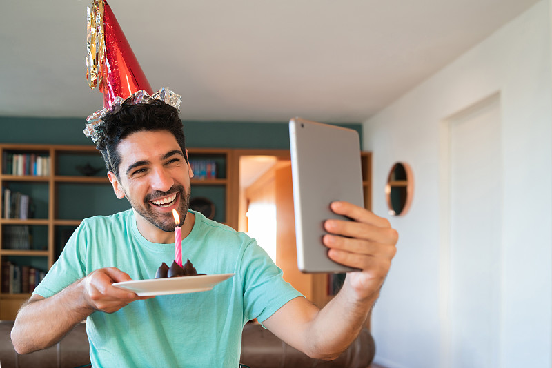 一名男子通过视频电话庆祝自己的生日。