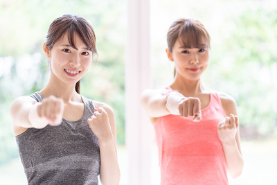 迷人的亚洲女性在客厅锻炼
