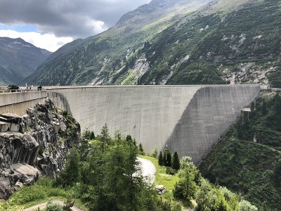 Zillergründl储存坝在后方的齐勒塔尔蒂罗尔附近的奥地利Mayrhofen Fügen Hi
