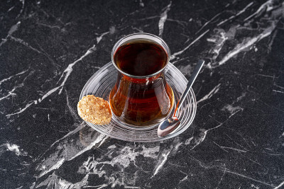 玻璃杯土耳其红茶孤立的黑色背景。土耳其传统热饮库存照片
