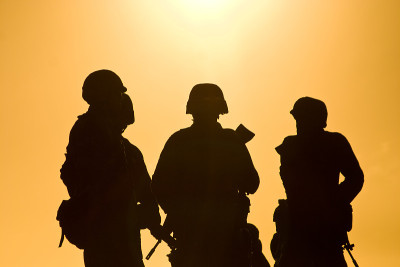 士兵们站在夕阳下